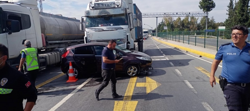 Karamürsel Kavakta polis noktası önünde maddi hasaarlı kaza meydana geldi.