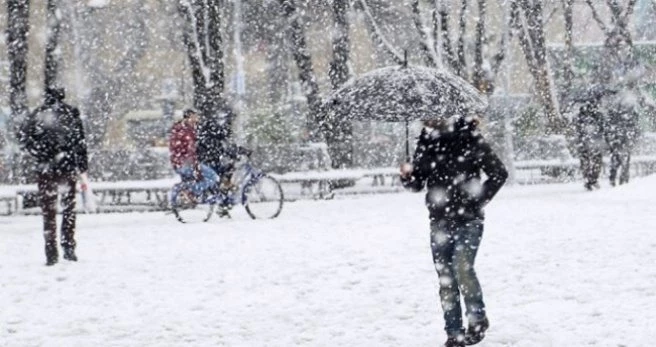 Kars`ta hava ulaşımına kar engeli