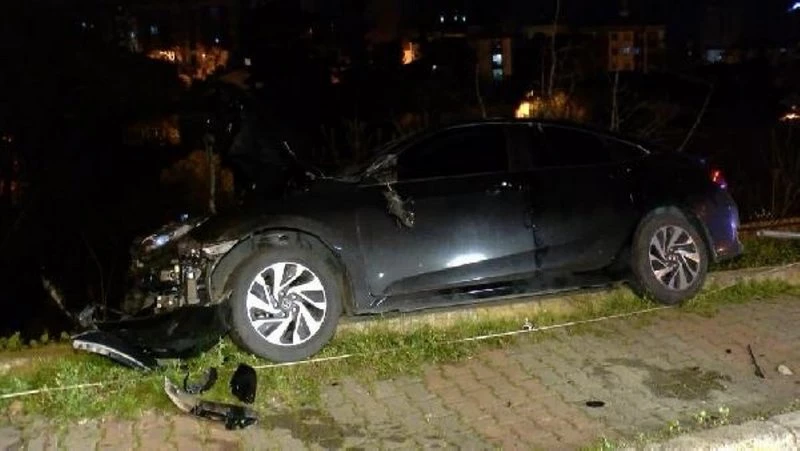 KARTAL`DA OTOMOBİL AYDINLATMA DİREĞİNE ÇARPTI; POLİS, SÜRÜCÜ OLDUĞUNU İDDİA EDEN KADINA İNANMADI