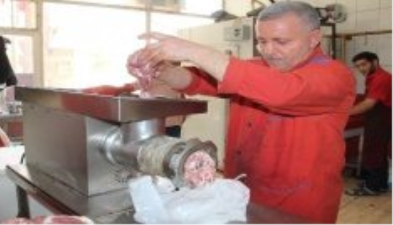 Kasapların kıyma çekme mesaisi
