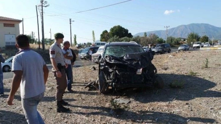 Kavşakta 2 otomobil çarpıştı: 1 ölü, 3 yaralı