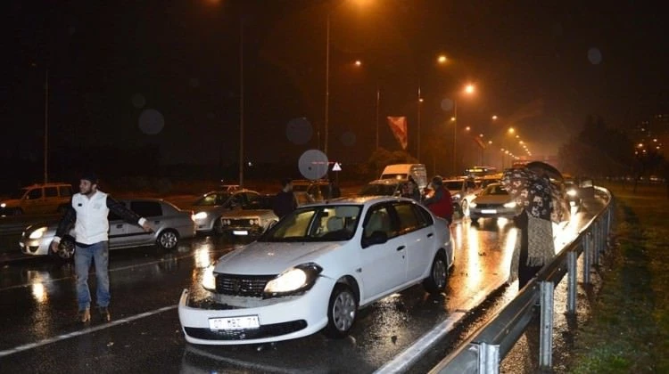 Kayganlaşan yolda 7 araç birbirine girdi