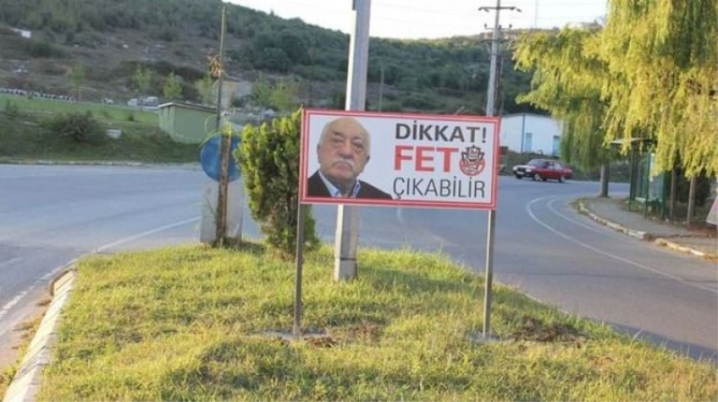 Kazaların sık yaşandığı yere 'FETÖ' tabelası