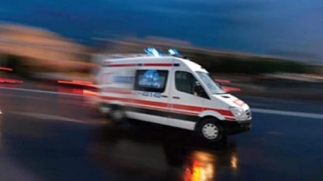 Kazaya giden ambulans devrildi