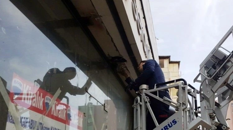 Kedi 2 gündür kurtarılmayı bekliyor