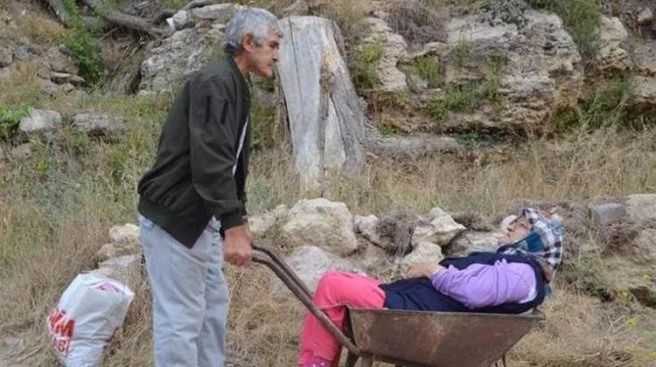 Kendisi kanser... Felçli eşini böyle taşıyor