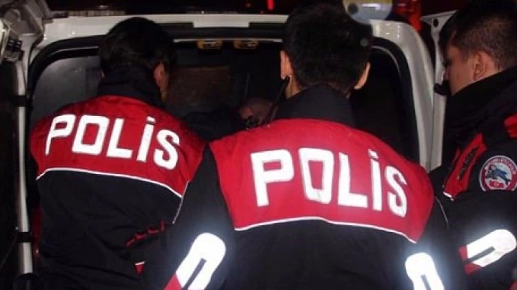 Kimlik kontrolü yapan polise kafa attı