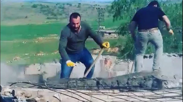 Kırdıkları çatı çökünce yere çakıldılar