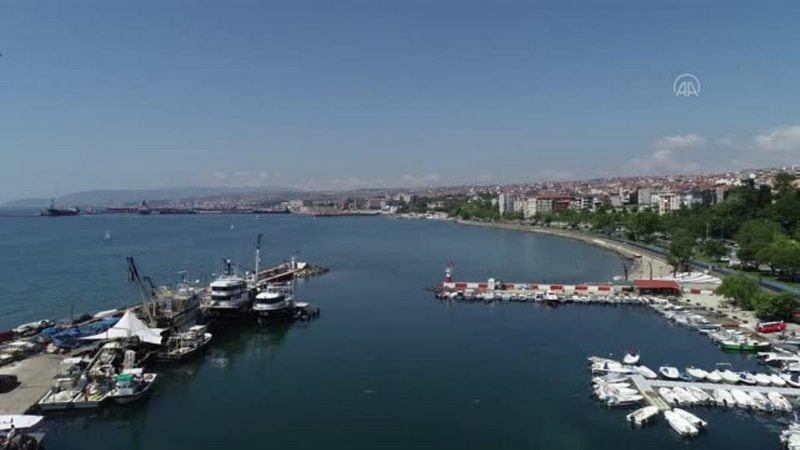 Kıyılarda görülen müsilaj rüzgarın etkisiyle dağıldı