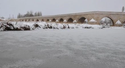 Kızılırmak buz tuttu