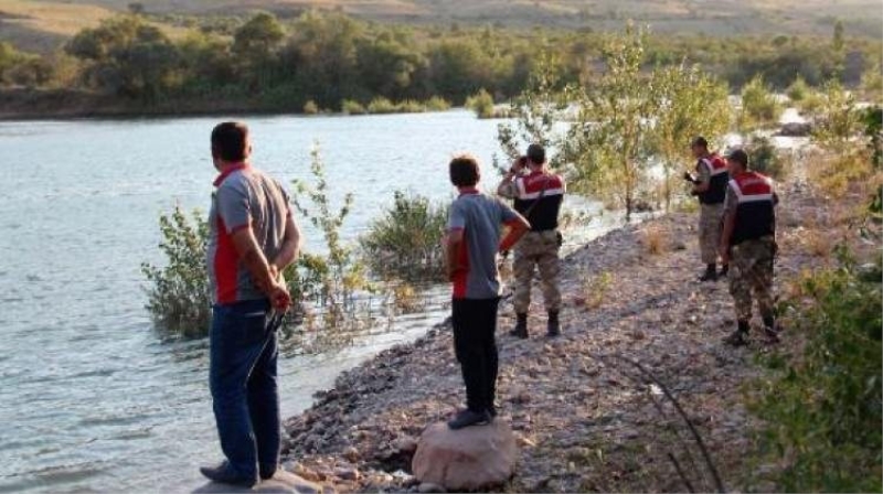 Kızlarını kurtarmak isterken boğuldu
