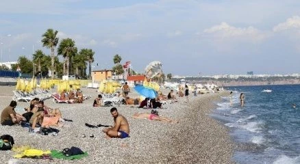 Konyaaltı plajında deniz keyfi