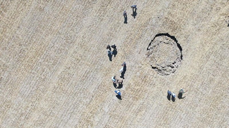Konya`dan sonra Ankara`da da ortaya çıkan obruk vatandaşı korkuttu! Genişlemeye devam ediyor