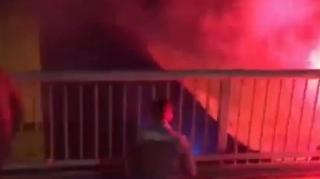 Köprüde olay! F.Bahçe bayrağını yaktılar...