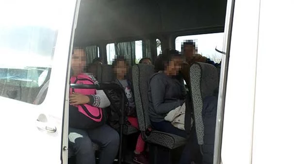 Korsan servisle öğrenci taşırken alkollü yakalandı