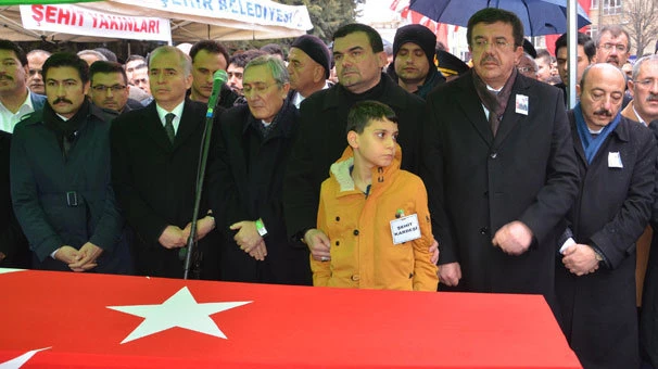 Koruma polisi baba, şehit Assubay oğlunun tabutunu askerlerle omuzladı