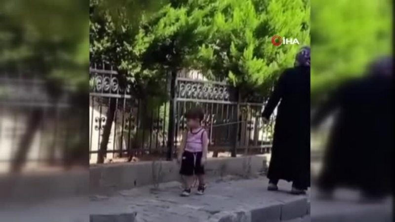 Küçükçekmece`de tepki çeken görüntü: Çocuğu beline ip takıp dolaştırdı