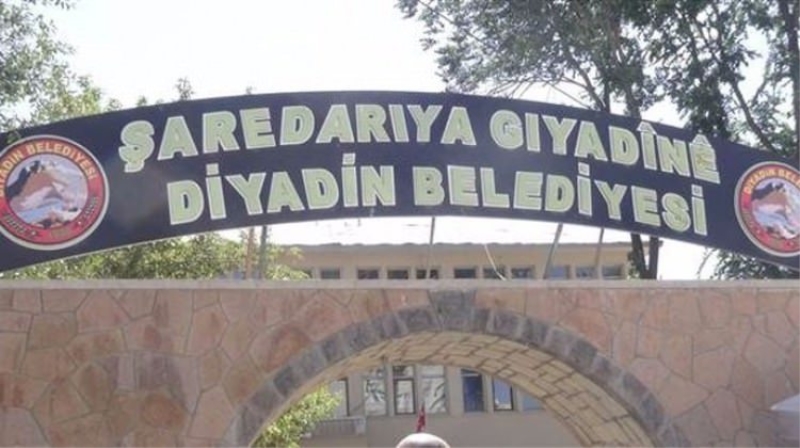 Kürtçe tabela yerine kondu