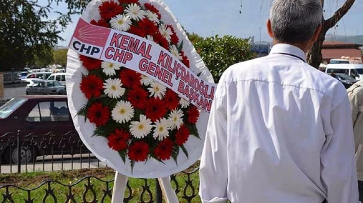 Kutlamada çelenk krizi! CHP'li Başkan kaldırttı