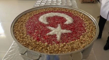 Lise öğrencilerine Türk Bayraklı aşure