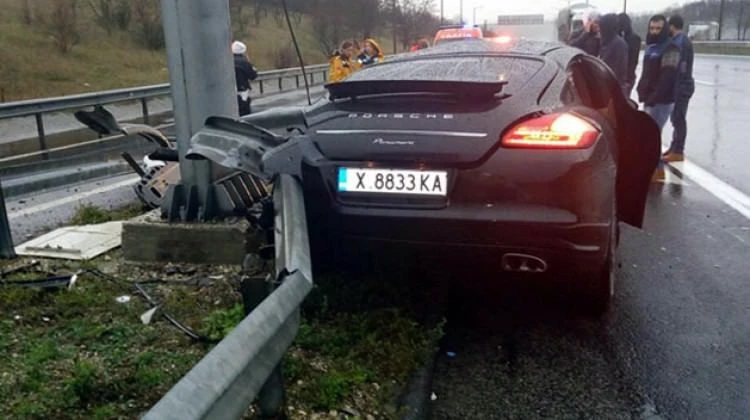 Lüks otomobil bariyerlere çarptı! 1 ölü