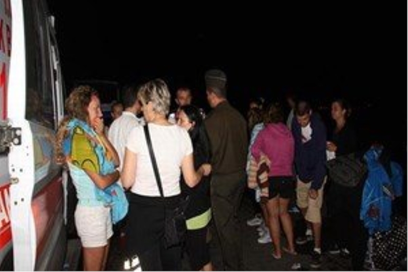 Makedon turistleri taşıyan otobüs kamyona çarptı!