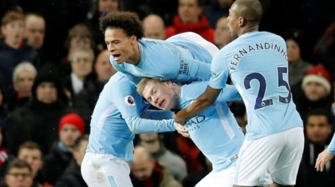 Manchester City zirvede tek başına!