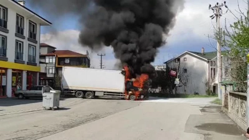 Market ürünleri yüklü kamyon yandı