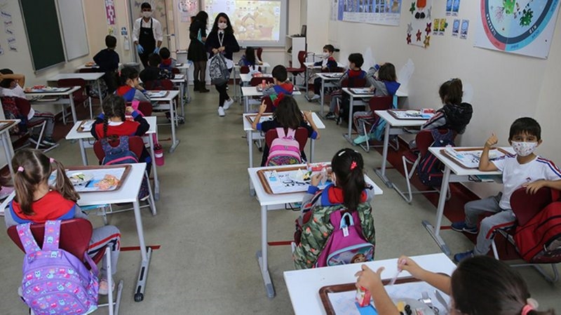 MEB kılavuzu paylaştı! Öğrenci pozitif vaka çıkması halinde okula devam edemeyecek
