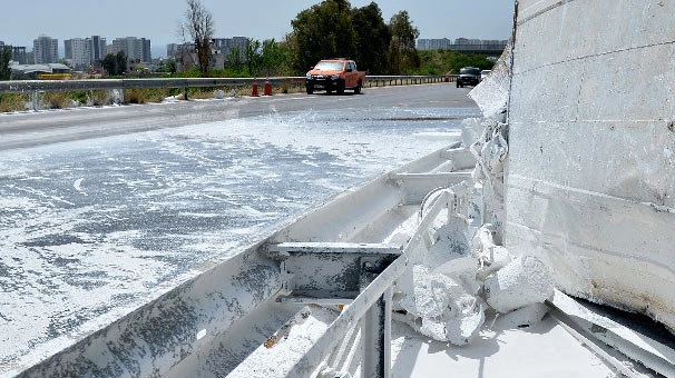 Mersin`de boya yüklü kamyon devrildi