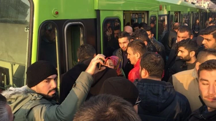 Metro yolda kaldı, sınava geç kalanlar isyan etti