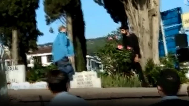 Mezarlıkta o halde gören dondu kaldı! Kız arkadaşıyla tartışınca...