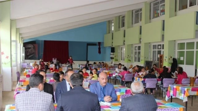 Milli Eğitim Müdürü Cırıt Öğrencilerle Yemek Yedi