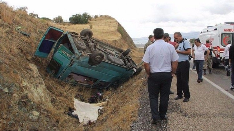 Minibüs şarampole devrildi: 2 ölü, 12 yaralı