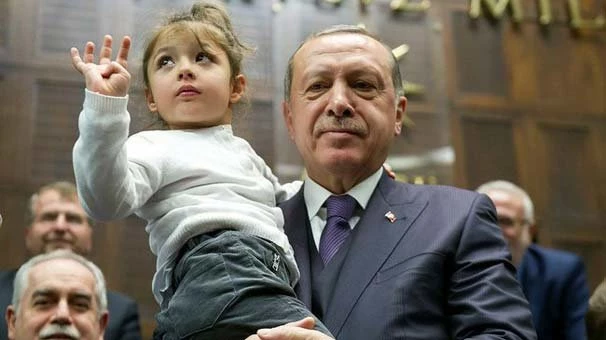 Minik kız Cumhurbaşkanı Erdoğan`a `Tayyip Dede` diye seslenince...