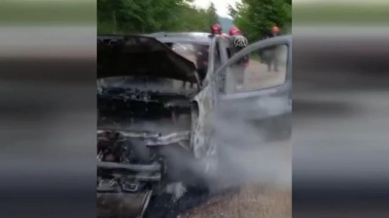 Motor kısmında yangın çıkan hafif ticari araç kullanılamaz hale geldi