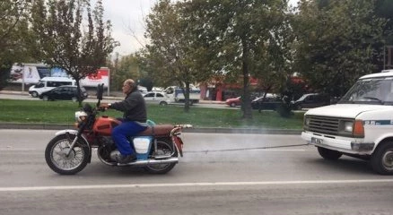 Motosiklet ile kamyoneti çekti