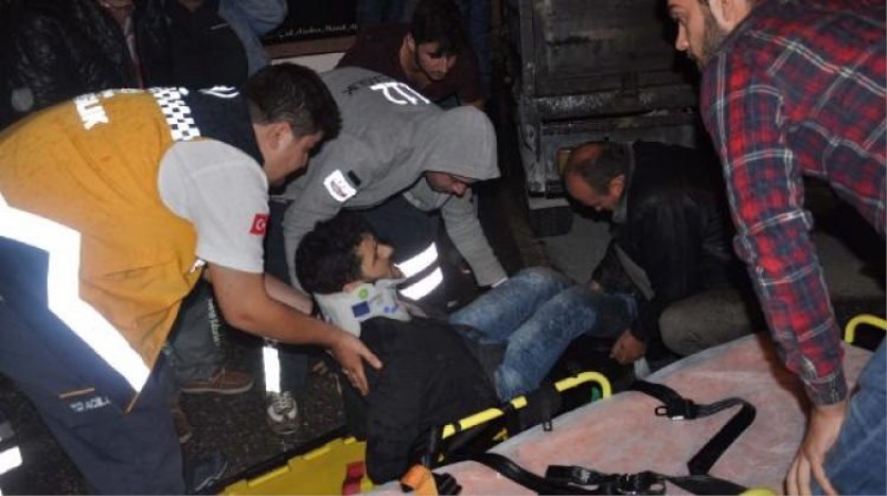 Motosiklet yayalara çarptı: 3 yaralı