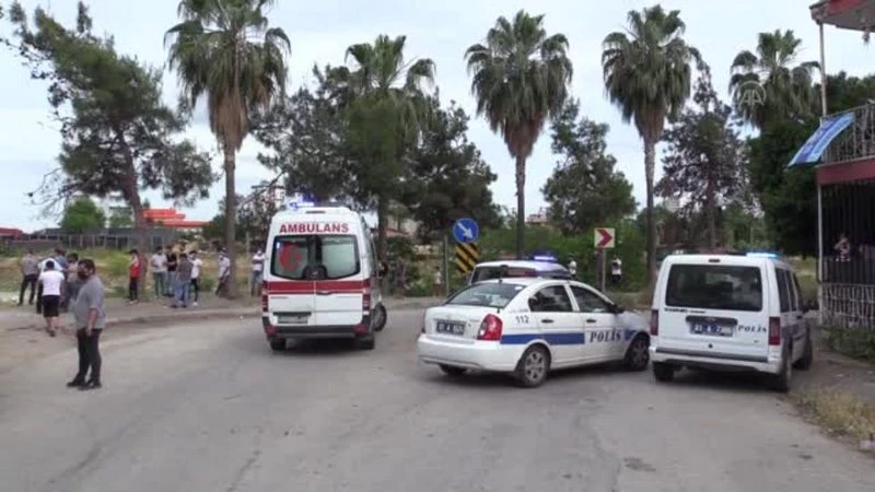 Motosikletle çarpışan taksi Seyhan Nehri`ne düştü: 2 yaralı