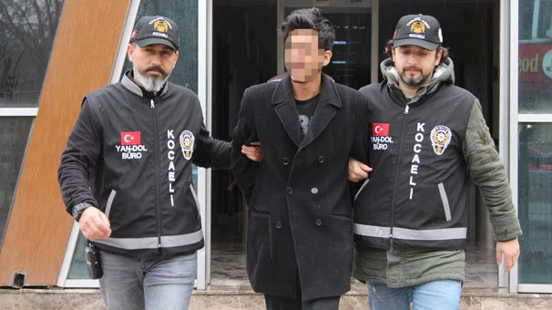 Muska çözeceğini söyleyerek cep telefonu ve altın kolyeyi çaldı
