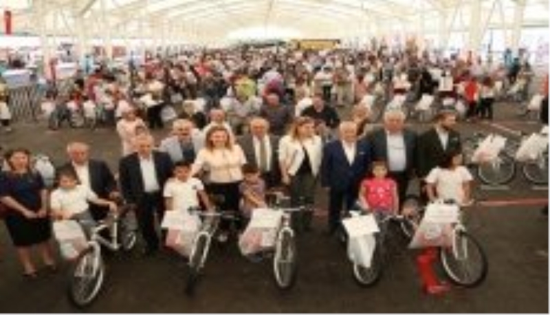 Mustafa Bozbey öğrencilere karne hediyelerini dağıttı