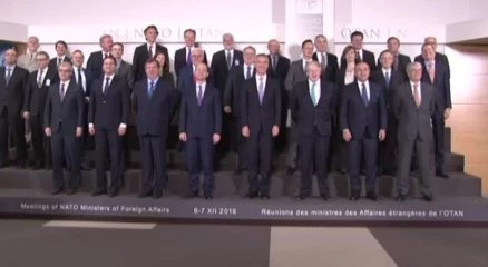 NATO üyesi ülkelerin dışişleri bakanları aile fotoğrafında