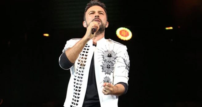 ?O Sevişmeler?in Sözlerini Unutan Tarkan Sahneden Özür Diledi
