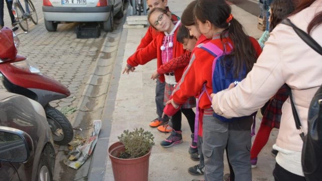 Öğrenciler caddelerde `Temiz çevre, sağlıklı yaşam` sloganlarıyla yürüdü