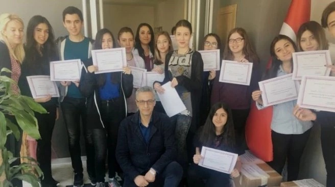 Öğrencilerden köy okullarına giysi ve kırtasiye