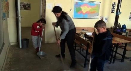 Öğrencileri için odun kırıp, soba yakıyor