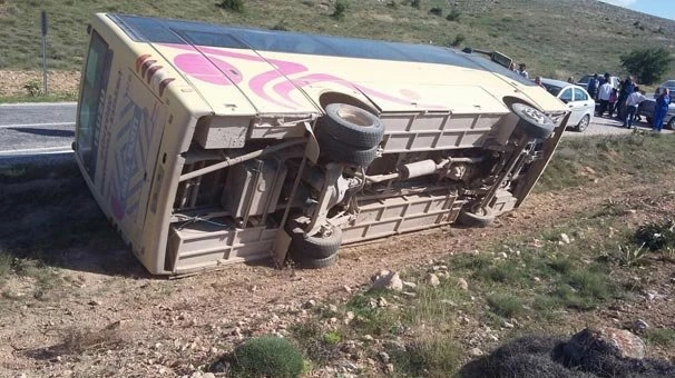 Öğrencileri taşıyan minibüs kaza yaptı
