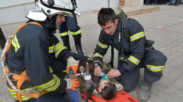 Öğrencilerin gözü önünde 3`üncü kattan atladı