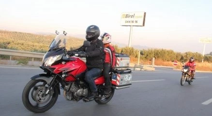 Öğretmen çift motosikletle 60 kilometre yol kat ederek okula gidiyor
