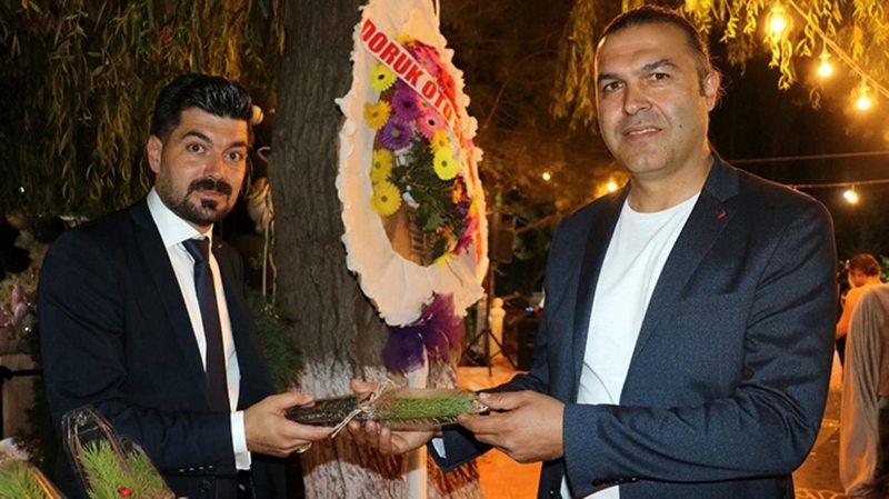 Oğullarının sünnet düğününde şeker yerine çam fidesi dağıttılar